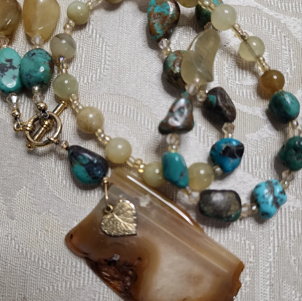 VINTAGE 70'S GEMSTONE BEADED NECKLACE WITH AGATE SLICE PENDANT